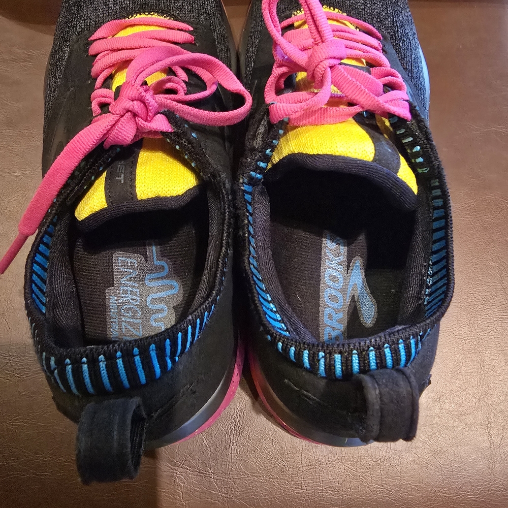 Brooks Women's Black Knit Running Shoes with Pink Laces & Yellow Tongue - Picture 4 of 7